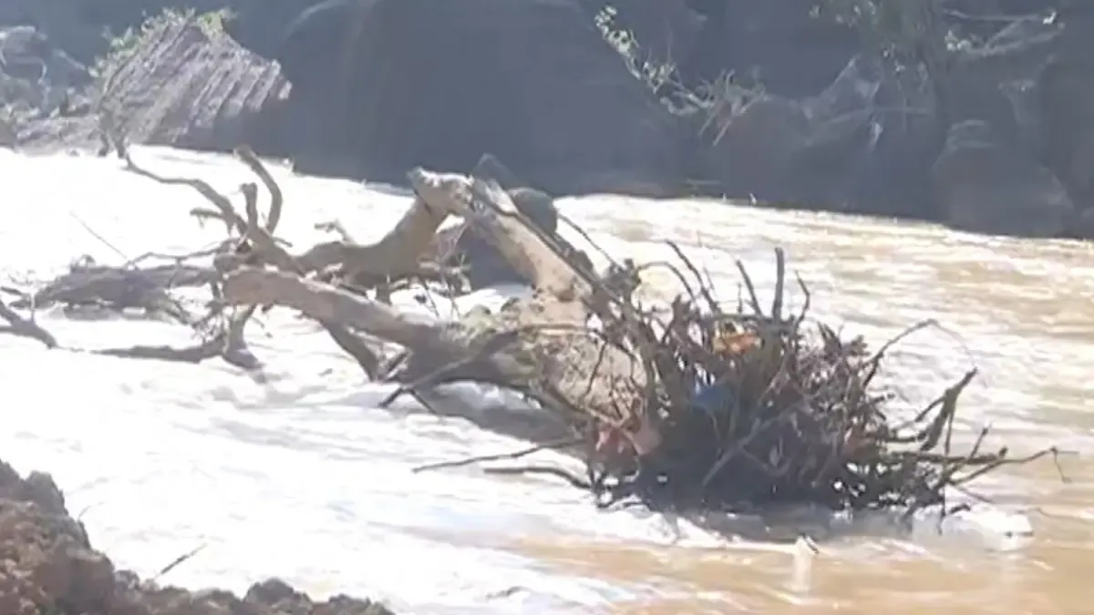 The hydroelectric work disturbing the Kolab river