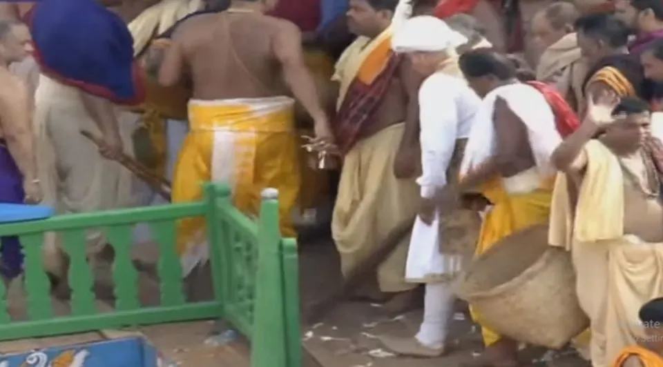 Gajapati Dibyasingha Deb performs Chhera Panhara on Chariots