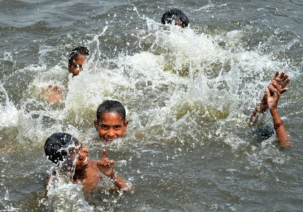 Children taking bath (Prokerala)