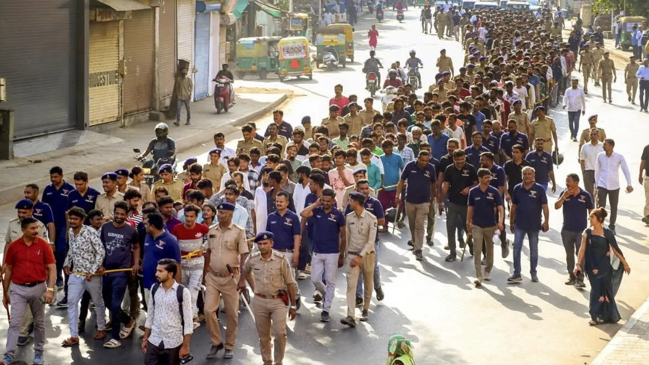 Over 1,000 illegal Bangladeshi immigrants detained in crackdown at Ahmedabad, Surat