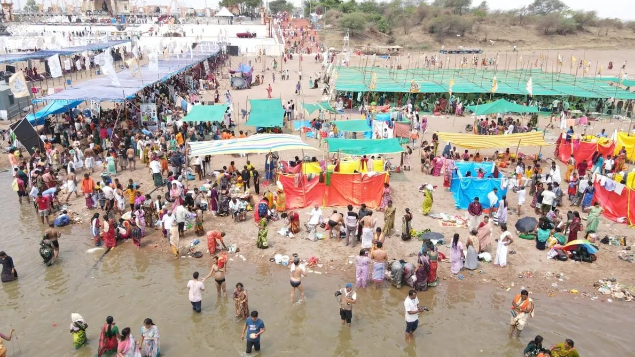 last day of saraswati pushkaram, Crowd Continuing in Kaleshwaram