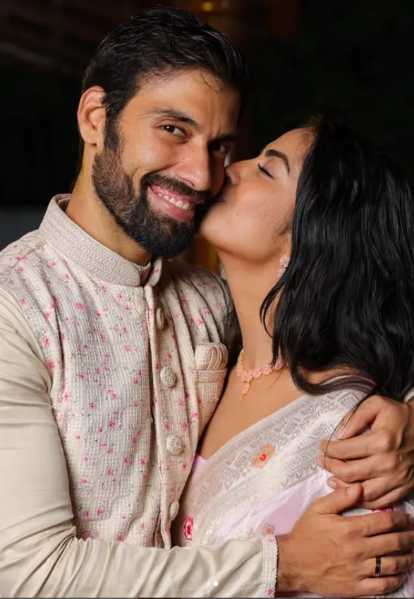 avika engagement pics