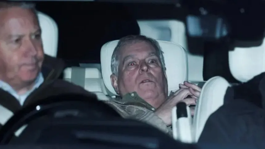 एंड्रयू को पुलिस स्टेशन से निकलते हुए कार की पिछली सीट पर बैठे देखा गया (Photo- Reuters)