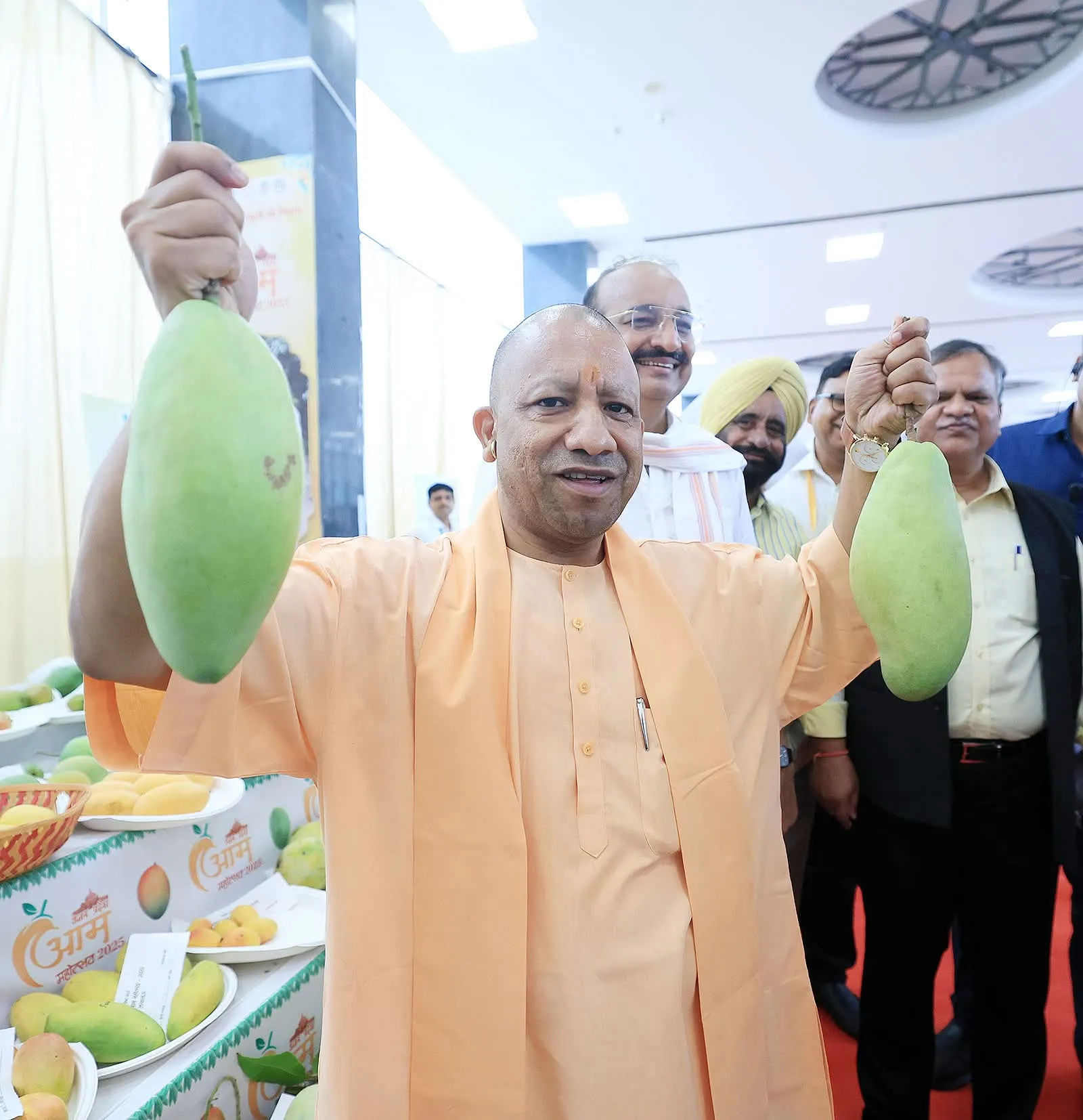 'योगी आम' देखकर मुस्कुराए सीएम योगी, बोले- ढाई किलो का आम देख कर होता है आश्चर्य