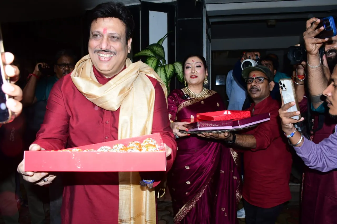 कपल ने इस खास मौके पर पैपराजी को मिठाई भी बांटी. तस्वीरों में दोनों के चेहरे पर त्योहार की खुशी साफ झलक रही है.