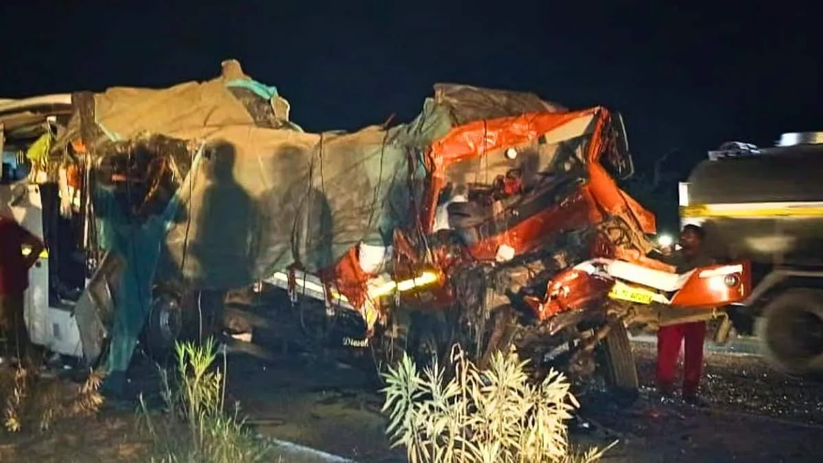 nandyal bus truck collision fire accident andhra pradesh passengers killed injured आधी रात को आग का गोला बन गई बस, तीन लोग जिंदा जले, कई झुलसे