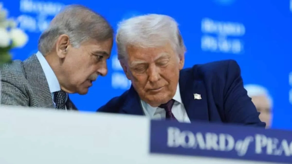 pakistan pm shehbaz sharif signs donald trump board of peace davos gaza conflict political row ट्रंप को खुश करने के चक्कर में बुरा फंसा पाकिस्तान, BoP को लेकर पाकिस्तान में मचा बवाल, शहबाज के गले पड़ी मुसीबत