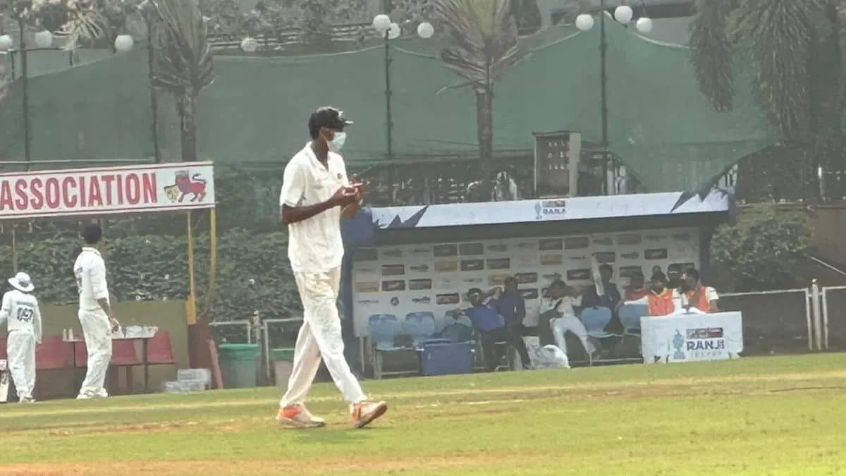 Pollution in Mumbai vs Delhi Ranji Trophy 2025-26 match players wear mask for fielding Watch: मुंबई में 'प्रदूषण' का कहर... मास्क लगाकर मैदान पर उतरे खिलाड़ी; रणजी मैच में मचा बवाल
