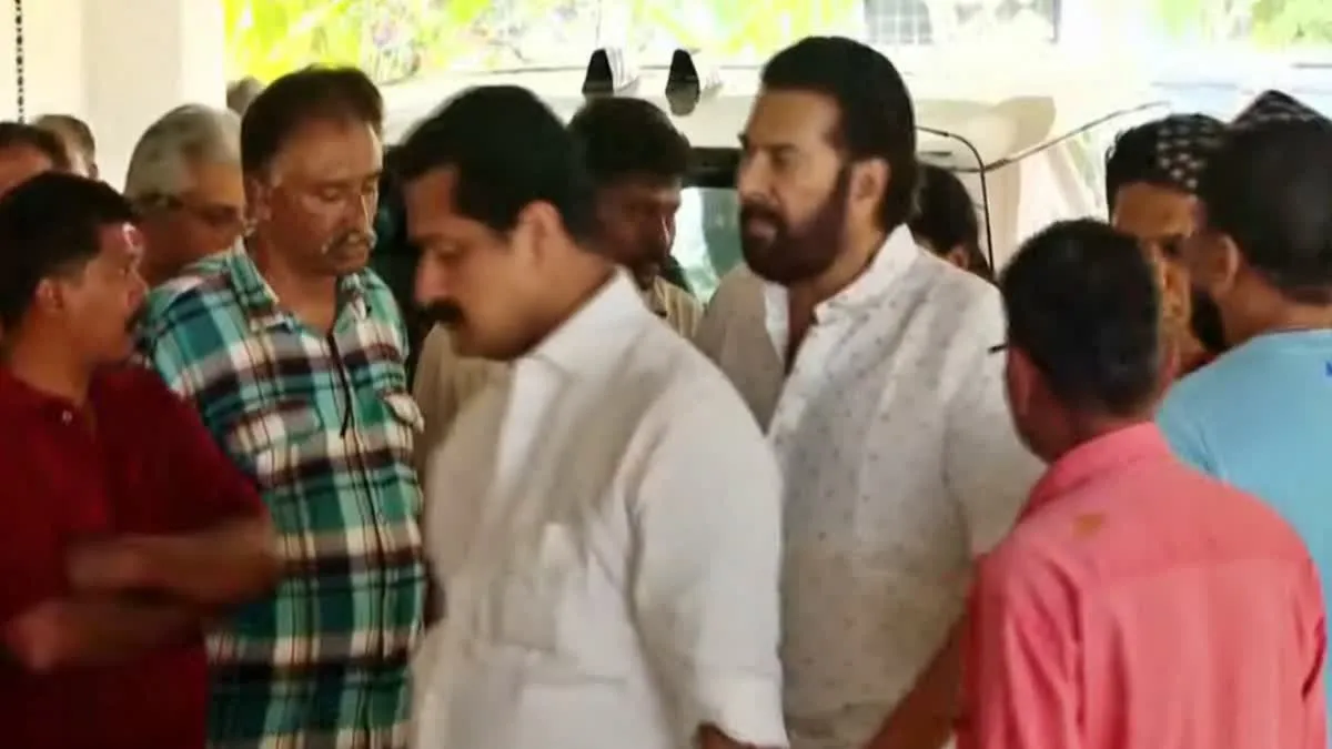 മോഹന്‍ലാലിനരികിലേക്ക് ഓടിയെത്തി മമ്മൂട്ടി, അമ്മ നല്‍കിയ സ്നേഹവം കരുതലും  ഒരിക്കും മറക്കാനാവില്ല; ബി ഉണ്ണികൃഷ്‌ണന്‍