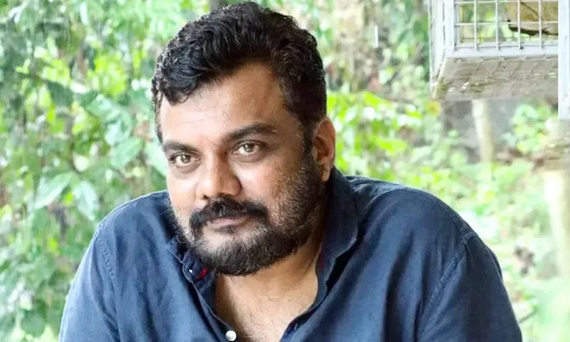 ജാതീയ അവഹേളനം; സന്തോഷ് ഏച്ചിക്കാനത്തിനെതിരായ കേസ്​ ഹൈകോടതി റദ്ദാക്കി |  Caste insult; High Court quashed the case against Santosh Echikanam |  Madhyamam