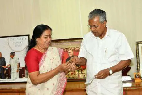 മുഖ്യമന്ത്രിയുടെ ദുരിതാശ്വാസ നിധിയിലേക്ക് മുന്‍ എംപി പികെ ശ്രീമതി ടീച്ചര്‍ ഒരു ലക്ഷം രൂപയും രണ്ട് സ്വര്‍ണ വളകളും സംഭാവന നല്‍കി