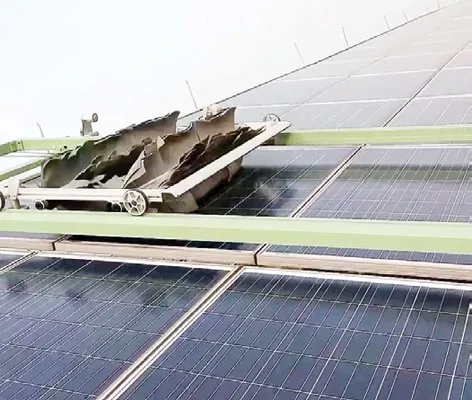 Automatic dust cleaning robot mounted on solar panels