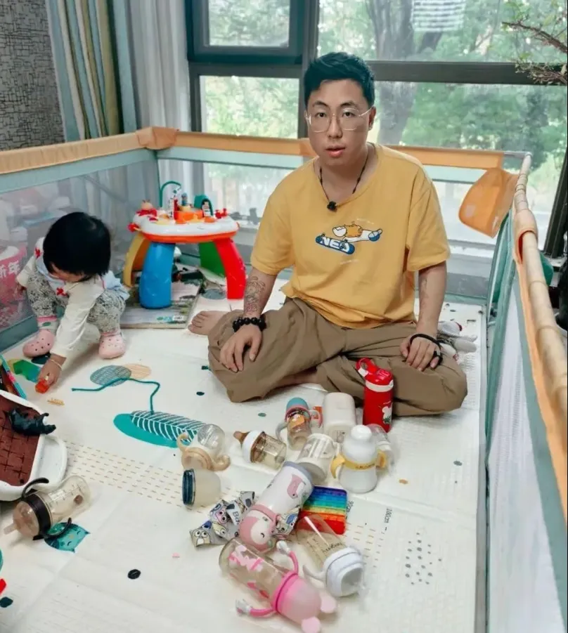 Jasmine’s Dad with his little girl. His story has divided opinion on social media. Photo: Baidu