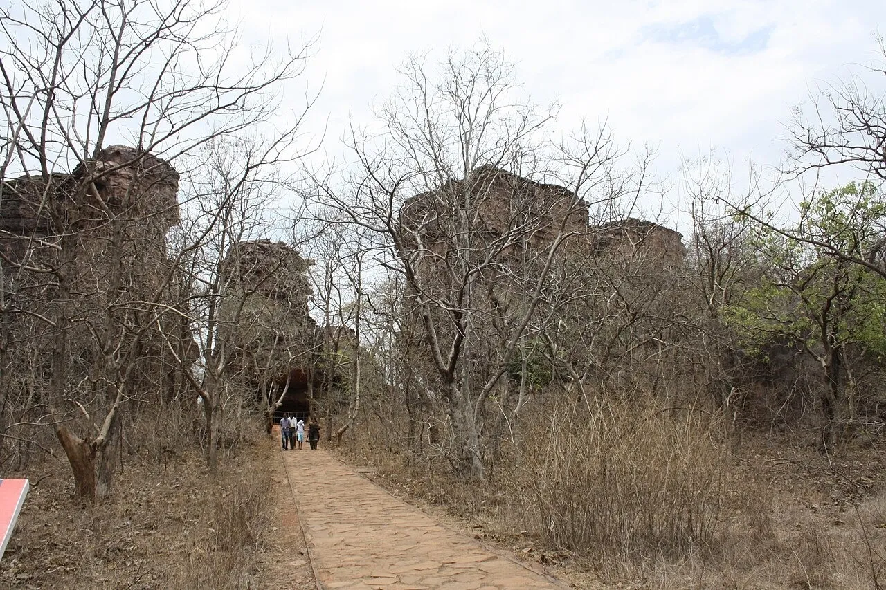 bhimbetka-caves-location-and-tourist-info