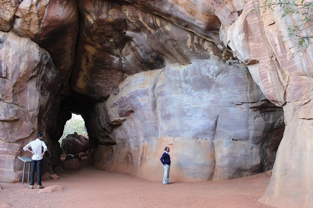 top-attractions-in-bhimbetka-caves