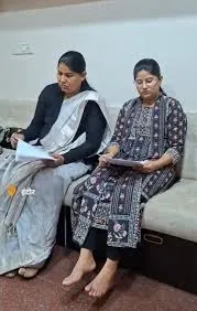 ऊपर कलेक्टर हो कोई भी हो दहेज़ केस की चपेट में सब आएंगे कोई न बचने वाले  जी😂😂 बड़ी ताजुब की बात है जब दहेज-प्रताड़ना के केस से कलेक्टर तक नहीं बच