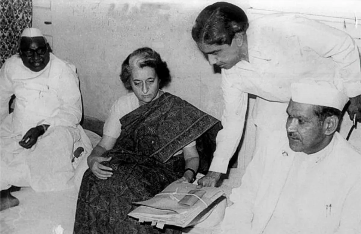 जब लोगों ने नहीं की इंदिरा गांधी को इज्जत, प्रधानमंत्री के आने पर भी कुर्सी  पर बैठे रहे, यह था पूरा मामला | Jansatta