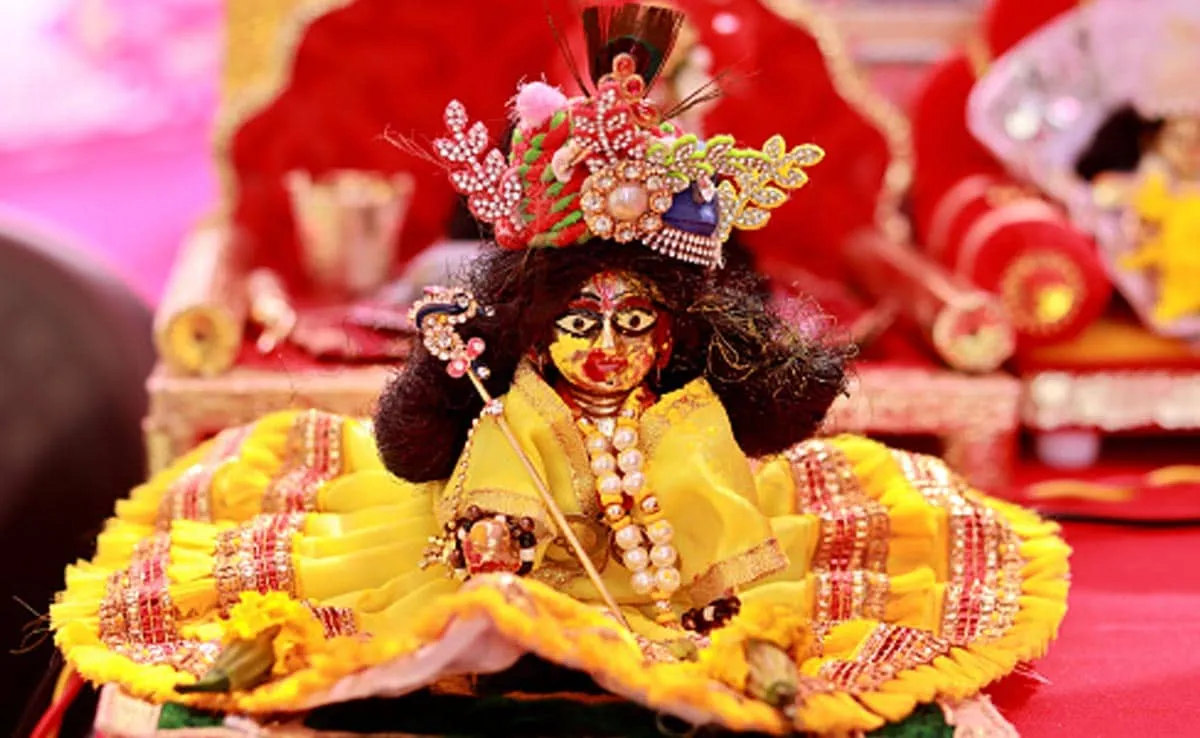 लड्डू गोपाल को भोग लगाते वक्त करें इस मंत्र का जाप, मिलेगा सुख समृद्धि का  आशीर्वाद, जान लें भोग के नियम | How to offer bhog to laddu Gopal what  mantra we