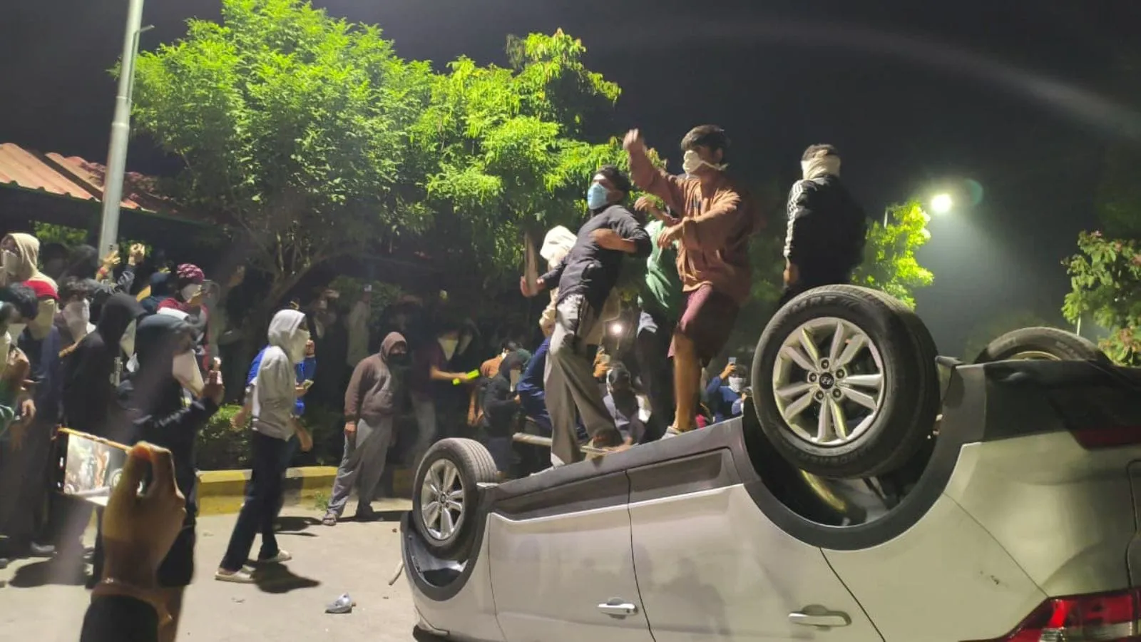 Vehicles set ablaze, Chancellor's bungalow damaged: Student protests rocks VIT  Bhopal over jaundice outbreak