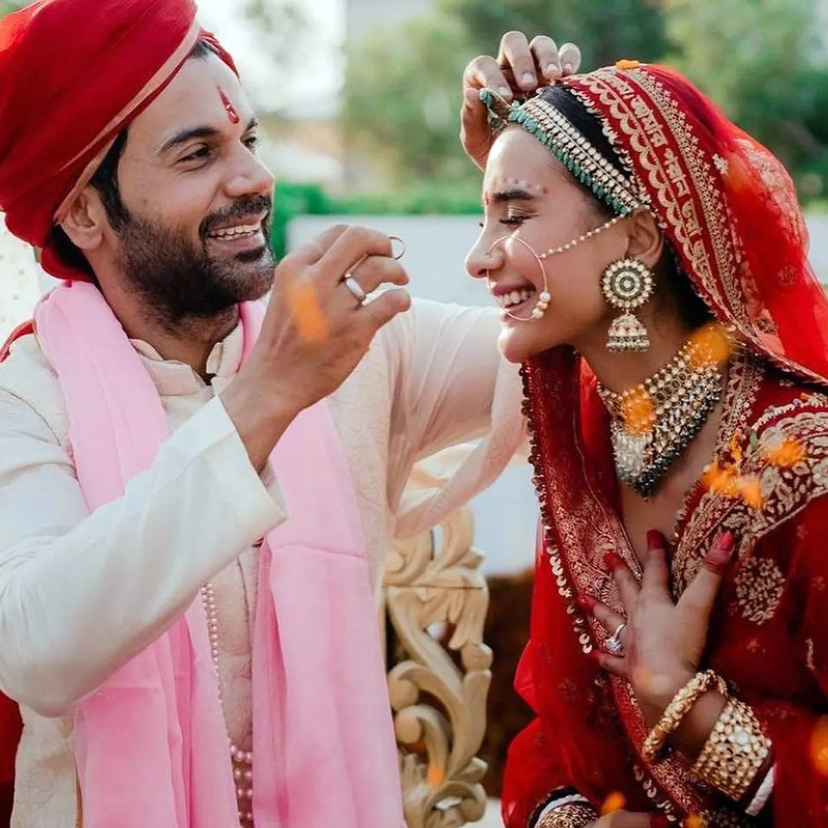 Rajkumar Rao-Patralekha Wedding: दुल्हन बनीं पत्रलेखा की मांग में राजकुमार  ने भरा सिंदूर, देखें शादी की पहली तस्वीर - Bollywood News AajTak