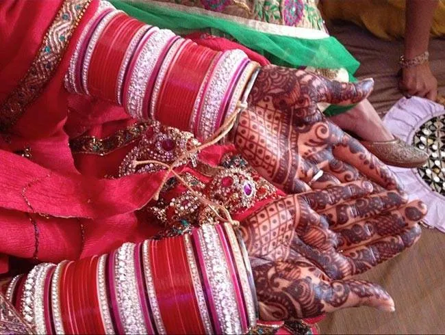 पंजाबी दुल्हन के हाथ में फबता है चूड़ा, जानें इसकी परंपरा... - Lifestyle  AajTak