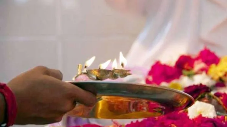 जानें, क्या है आरती का विधान और महत्व? - what is the rules and significance  of doing aarti tpra - AajTak
