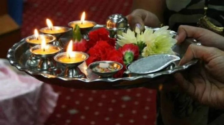 जानें- क्या है पूजा में आरती का महत्व और नियम - significance of aarti  during puja and its rules tlifd - AajTak