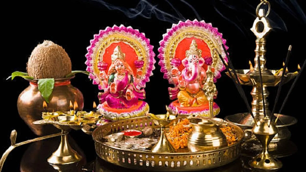Diwali 2022: दिवाली पर पंडितों की तरह करें मां लक्ष्मी की उपासना, जानें  श्रृंगार और पूजन विधि - Diwali 2022 mata laxmi puja vidhi shringar and arti  tlifdu - AajTak