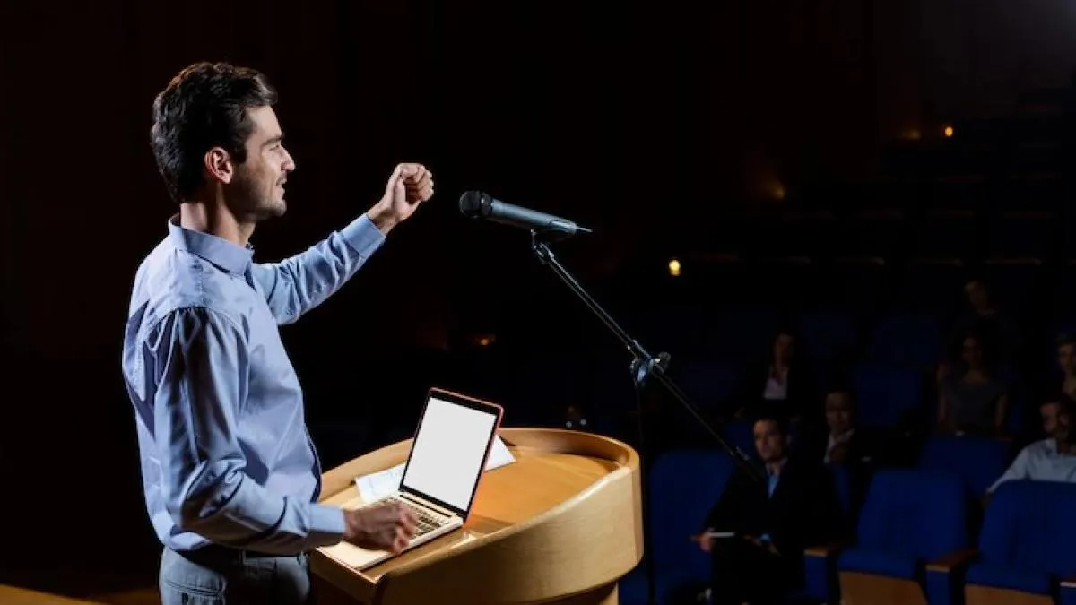 Tips for Public Speaking: प्रेजेंटेशन या स्पीच देने में होती है घबराहट, इन  टिप्स से पाएं कॉन्फिडेंस - public speaking tips follow these tricks  speeches and presentations personality ...
