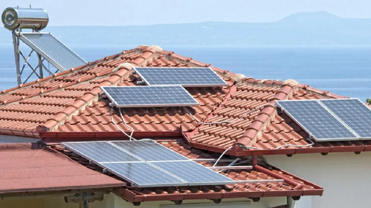 घर की छत पर लगवा लें सोलर पैनल, सरकार दे रही पैसा, नहीं आएगा बिजली बिल! -  Solar Rooftop Scheme install solar panel on roof and get subsidy from  government tutd - AajTak