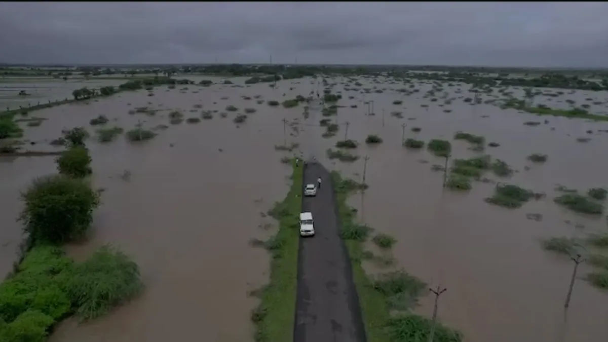 गुजरात के जूनागढ़ समेत कई जिलों में मूसलाधार बारिश-बाढ़ का कहर, मौसम विभाग  ने जारी की चेतावनी - heavy rain lashes in gujarat imd issued red alert in  these districts of gujarat