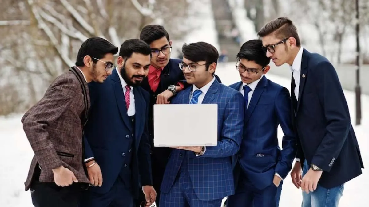 बच्चों को विदेश भेजने के लिए क्यों उतावले हैं करोड़पति मां-बाप? दांव पर  सेविंग, लोन उठाने को भी तैयार: स्टडी - rich indians wants their children to  study abroad they ...