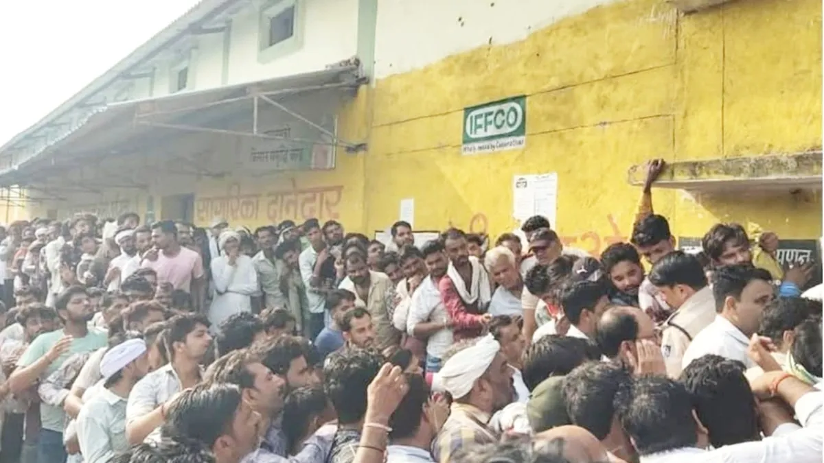 DAP की किल्लत से परेशान अन्नदाता... बारिश के बीच लंबी कतारों में खड़े  किसान, अफसर बोले- पूरे MP में खाद की कमी - DAP fertilizer Shortage in MP  Guna and Farmers wait