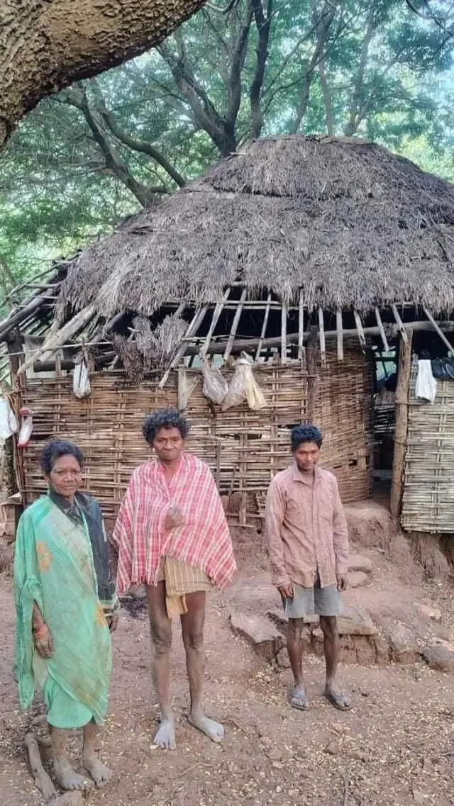 गुरुगुंटला रेड्डैया अपनी पत्नी लक्ष्मी और बेटे गंगिरेड्डी के साथ 