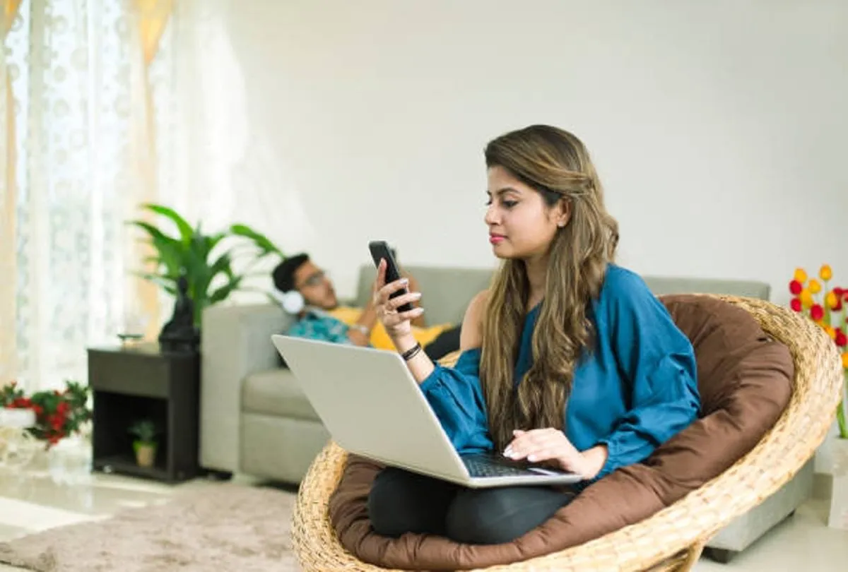 क्या स्क्रीन टाइम बन रहा है आपके रिश्ते में विलेन? अपनाएं ये आठ नियम -  Relationship Tips Is Screen Time Becoming A Villain In Your Relationship  Follow The Rules - Amar Ujala