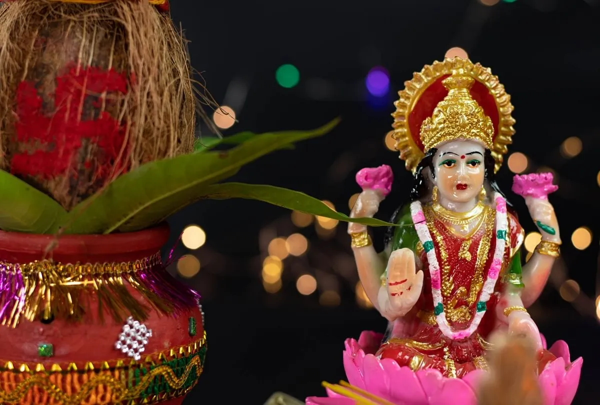 Worship Maa Lakshmi With Lotus Flowers And Lotus Gutta, There Will Be Rain  Of Wealth - Chandigarh News - मां लक्ष्मी पूजा:कमल के फूल और कमल गट्टा से  कीजिए मां लक्ष्मी की