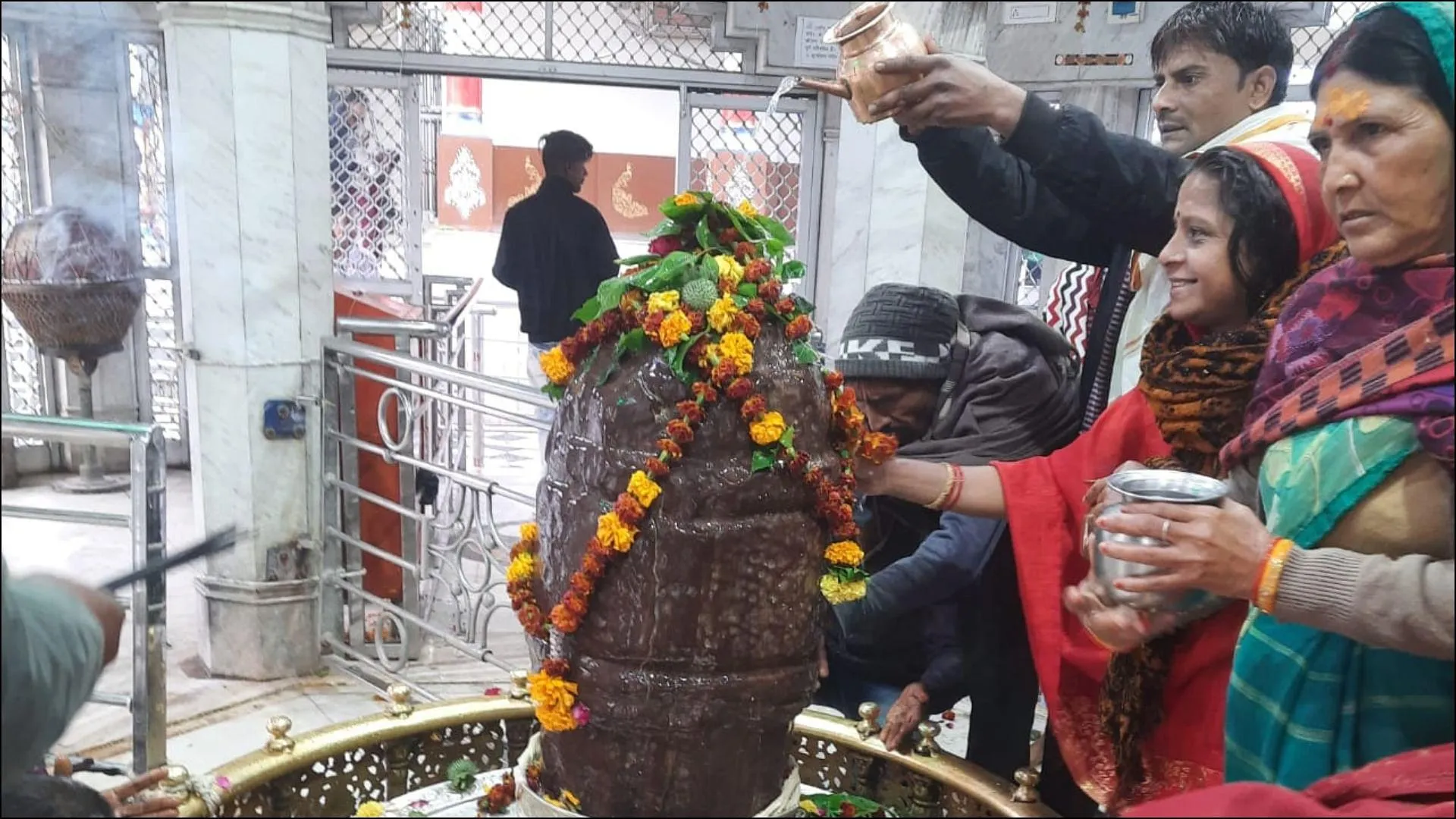 Makar Sankranti Tikamgarh Kundeshwar Dham Devotees Take Holy Dip In Jamdar  River - Amar Ujala Hindi News Live - Makar Sankranti:शिवधाम कुंडेश्वर में  उमड़ा जनसैलाब, श्रद्धालुओं ने जमडार नदी में ...