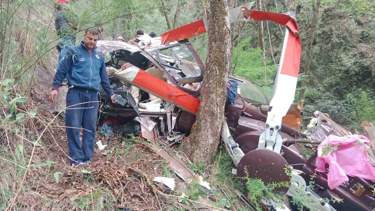 Helicopter Crashes In Uttarkashi Near Gangani Carrying Passengers For Char  Dham Yatra 2025 Rescue Underway - Amar Ujala Hindi News Live - Helicopter  Crash:उत्तरकाशी में हेलिकॉप्टर दुर्घटनाग्रस्त; दर्दनाक ...