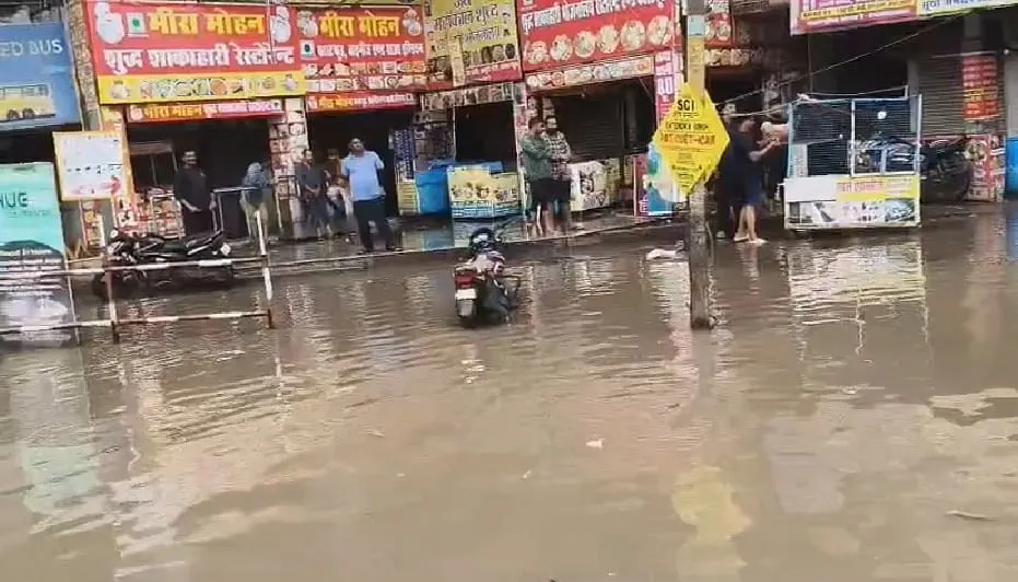 Bhopal: Due To Continuous Rain In Bhopal, Roads Are Filled With 1.5 Feet Of  Water, People Are Troubled, Level - Amar Ujala Hindi News Live - Bhopal: भोपाल में लगातार बारिश से सड़कों