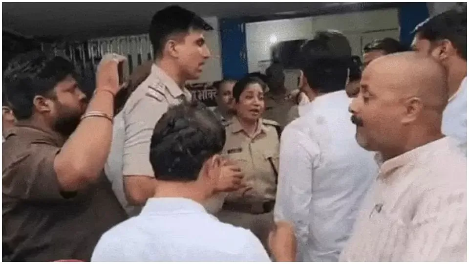 Mp Former Bjp Mla Kp Tripathi Clashes With Woman Csp In Rewa Police Station  Video Viral - Amar Ujala Hindi News Live - Mp Rewa News:पूर्व Bjp विधायक  त्रिपाठी ने Csp को
