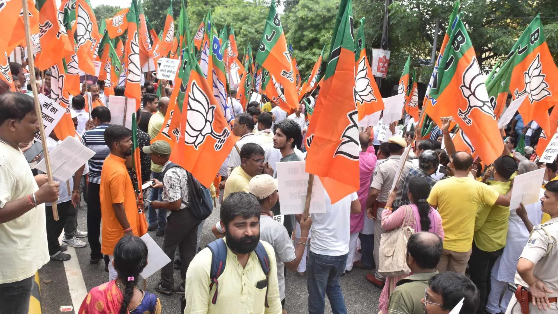 Bihar Election: Bjp Creates Ruckus In Protest Against Abuse Of Pm Modi,  Congress Barges In And Vandalises - Amar Ujala Hindi News Live - Bihar  Election:pm मोदी को अपशब्द के विरोध में