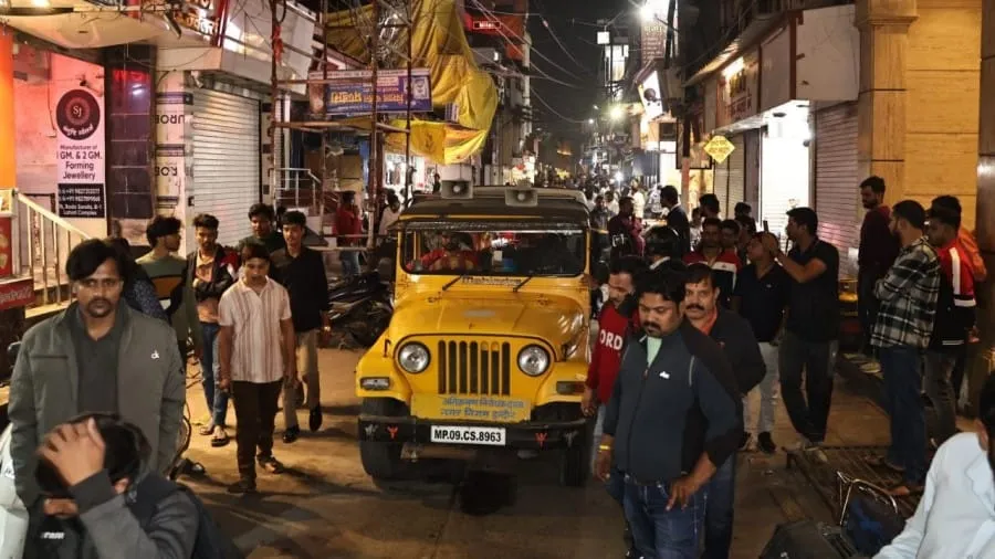 Indore News:सराफा में नारेबाजी, दुकानें हटाने पहुंचे निगमकर्मियों के छूटे  पसीने, उल्टे पांव लौटे - Indore News Imc Orders Removal Of Unauthorized  Shops From Sarafa Bazar Chaupati ...