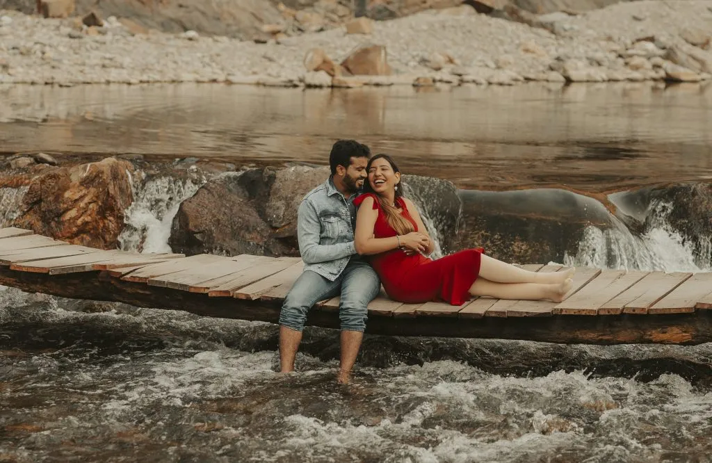 ऋषिकेश और ताज महल में प्री वेडिंग शूट के लिए फोटोग्राफर