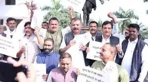 कफ सिरप से बच्चों की मौत, नेता प्रतिपक्ष ने सरकार को बताया 'पूतना', MP  विधानसभा के पहले दिन कांग्रेस का आक्रामक प्रदर्शन - children die from cough  syrup ...