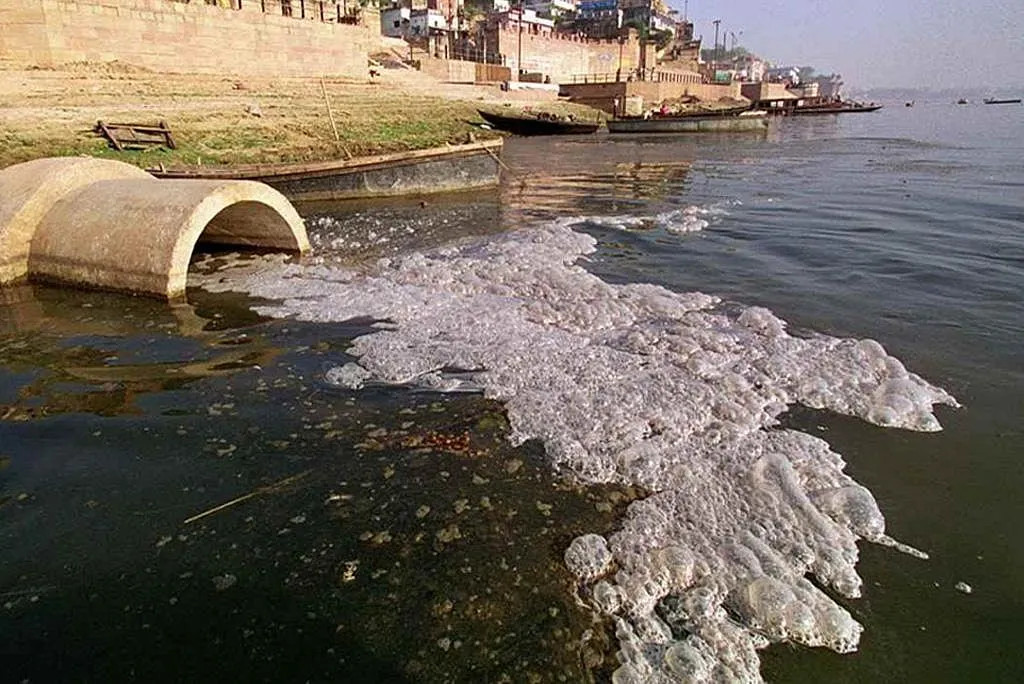गंगा नदी के पानी पर अपशिष्ट जल से होने वाले प्रदूषण और मौसम का किस तरह  पड़ता है असर