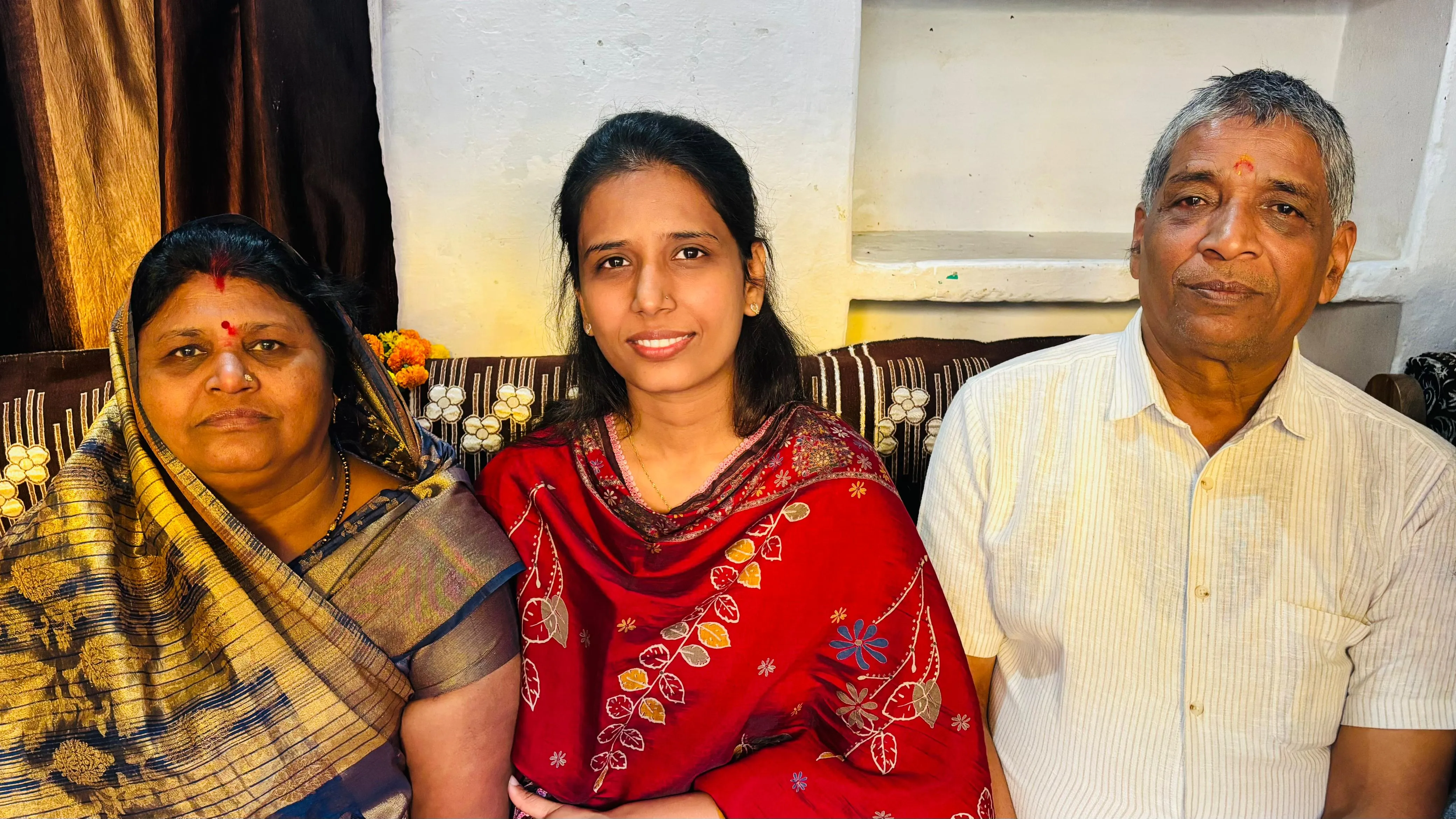 मंदिर के बाहर नारियल की दुकान चलाने वाले की बेटी बनी डिप्टी कलेक्टर, MPPSC  में छठवीं रैंक