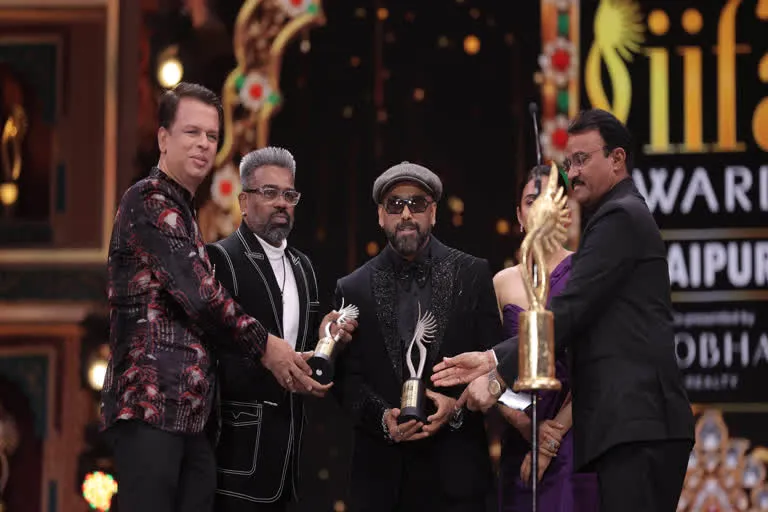 आईफा अवार्ड्स 2025 में 'लापता लेडीज' की धूम, जीते 10 अवार्ड, कार्तिक आर्यन  बने बेस्ट एक्टर