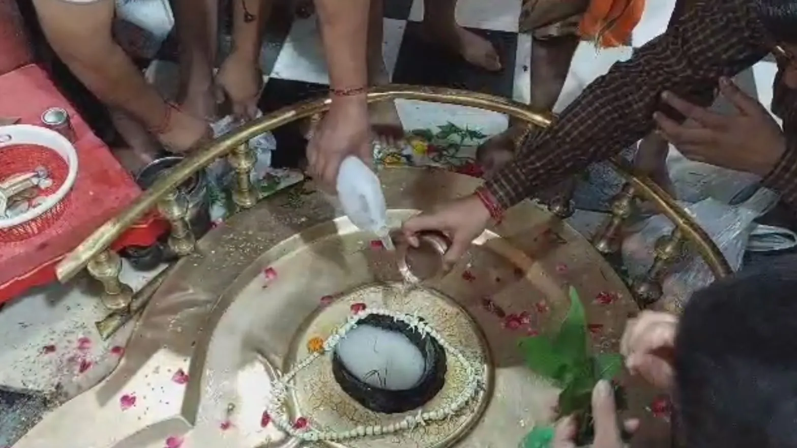 Pahla Sawan Somwar 2023: दक्षेश्वर प्रजापति महादेव मंदिर में उमड़ा आस्था का  जनसैलाब, बम बम भोले के जयकारों से गूंजा मंदिर परिसर