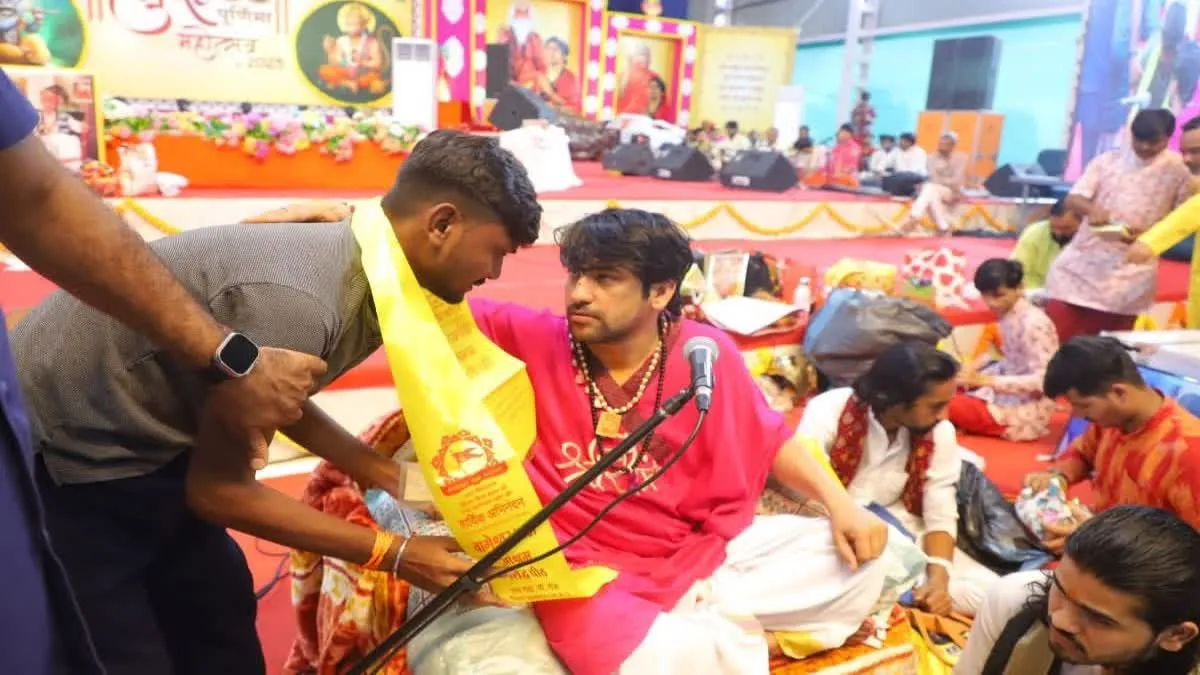 बाबा बागेश्वर ने 4 हजार चेलों के कानों में फूंका गुरु मंत्र, पादुकाओं की  निकली शाही सवारी