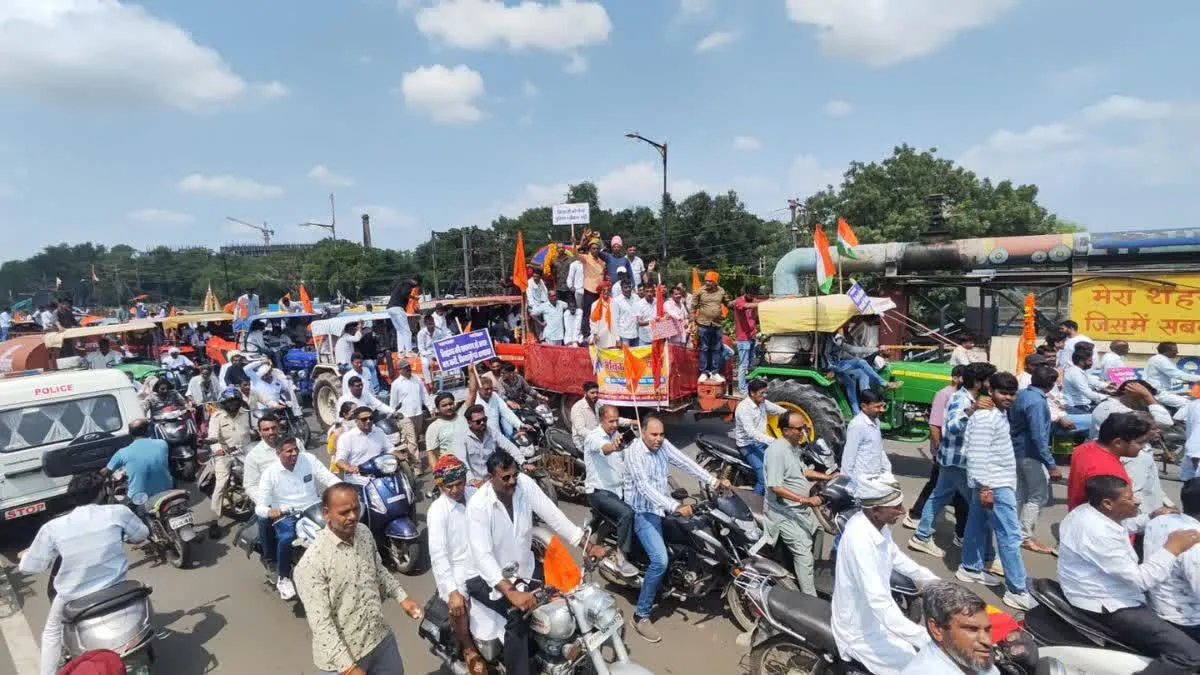 सिंहस्थ से पहले उज्जैन के किसानों को क्यों आया गुस्सा? 2000 ट्रैक्टर लिए  सड़कों पर उतरे हजारों अन्नदाता